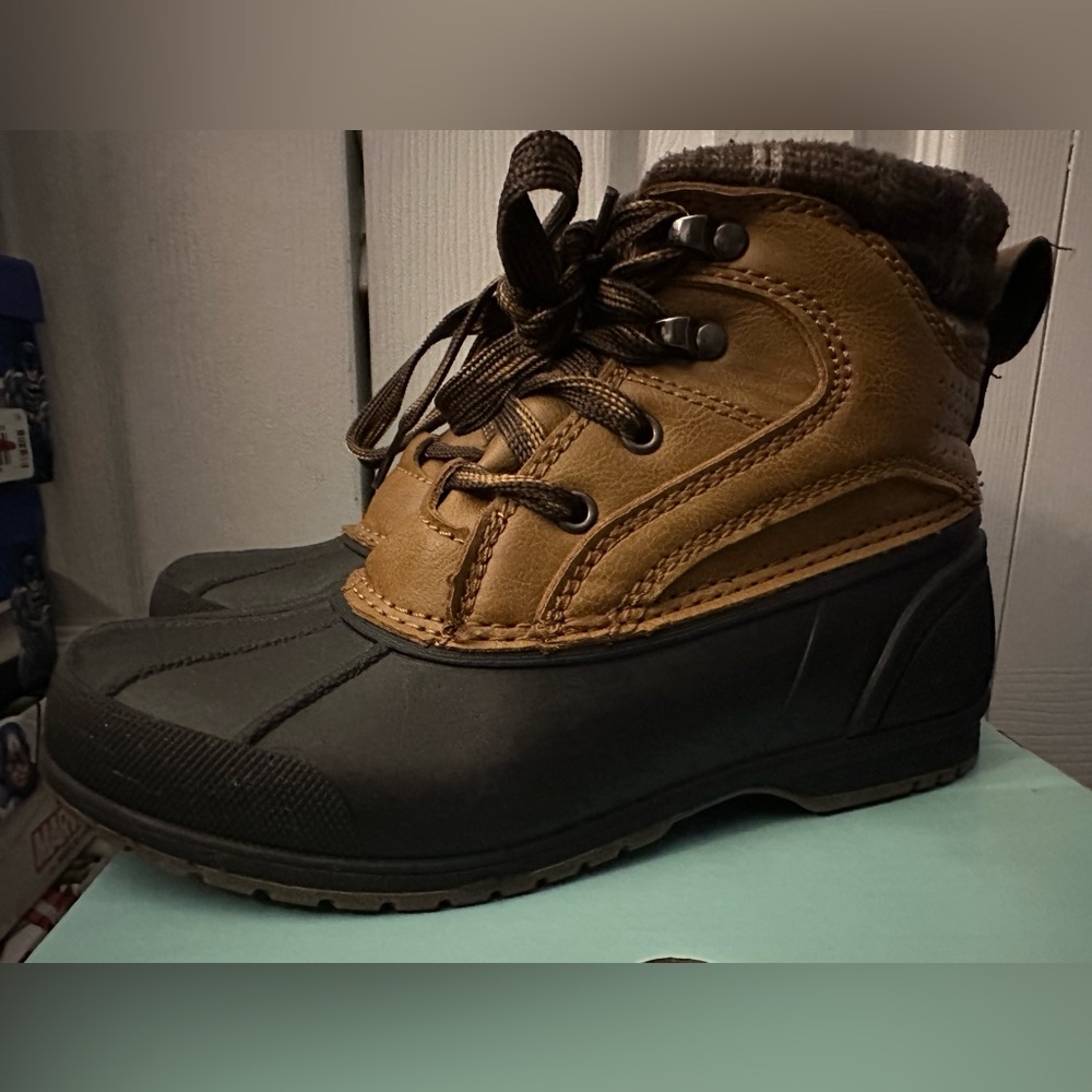 Like New. Magellan Waterproof Shell Duck Boots Size 1M